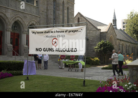 Atlanta, GA, USA. 17. August 2014. Ein "No Guns erlaubt", die Zeichen außerhalb St. Mark United Methodist Church in Midtown Atlanta gestellt ist, hat machte deutlich, dass Kirchenleitung aus neuen Landesgesetz entschieden, die registrierten Pistole Besitzer fast überall ihre Waffen tragen dürfen. Bildnachweis: Robin Rayne Nelson/ZUMA Draht/Alamy Live-Nachrichten Stockfoto