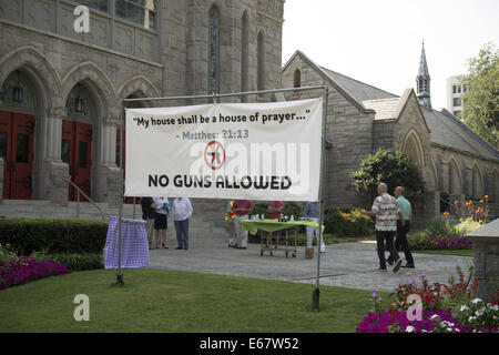 Atlanta, GA, USA. 17. August 2014. Ein "No Guns erlaubt", die Zeichen außerhalb St. Mark United Methodist Church in Midtown Atlanta gestellt ist, hat machte deutlich, dass Kirchenleitung aus neuen Landesgesetz entschieden, die registrierten Pistole Besitzer fast überall ihre Waffen tragen dürfen. Bildnachweis: Robin Rayne Nelson/ZUMA Draht/Alamy Live-Nachrichten Stockfoto