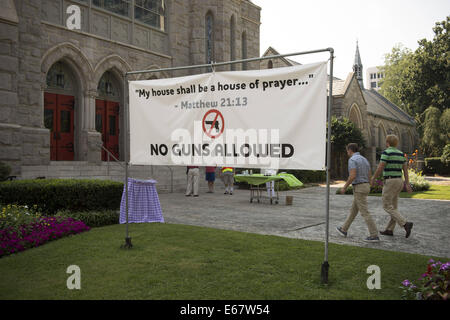 Atlanta, GA, USA. 17. August 2014. Ein "No Guns erlaubt", die Zeichen außerhalb St. Mark United Methodist Church in Midtown Atlanta gestellt ist, hat machte deutlich, dass Kirchenleitung aus neuen Landesgesetz entschieden, die registrierten Pistole Besitzer fast überall ihre Waffen tragen dürfen. Bildnachweis: Robin Rayne Nelson/ZUMA Draht/Alamy Live-Nachrichten Stockfoto