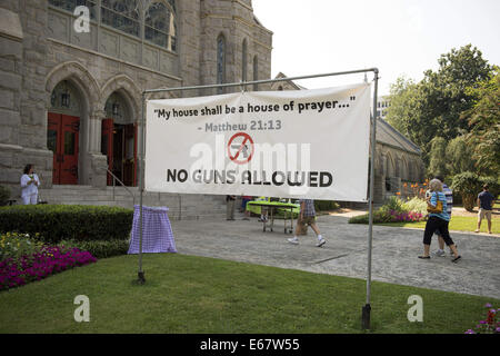 Atlanta, GA, USA. 17. August 2014. Ein "No Guns erlaubt", die Zeichen außerhalb St. Mark United Methodist Church in Midtown Atlanta gestellt ist, hat machte deutlich, dass Kirchenleitung aus neuen Landesgesetz entschieden, die registrierten Pistole Besitzer fast überall ihre Waffen tragen dürfen. Bildnachweis: Robin Rayne Nelson/ZUMA Draht/Alamy Live-Nachrichten Stockfoto