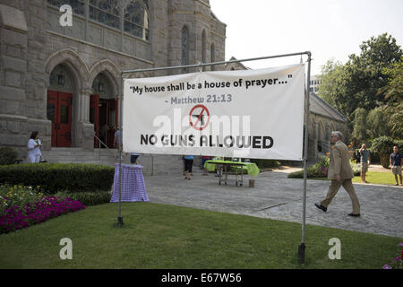 Atlanta, GA, USA. 17. August 2014. Ein "No Guns erlaubt", die Zeichen außerhalb St. Mark United Methodist Church in Midtown Atlanta gestellt ist, hat machte deutlich, dass Kirchenleitung aus neuen Landesgesetz entschieden, die registrierten Pistole Besitzer fast überall ihre Waffen tragen dürfen. Bildnachweis: Robin Rayne Nelson/ZUMA Draht/Alamy Live-Nachrichten Stockfoto