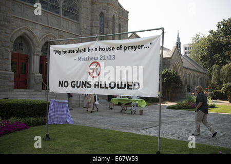 Atlanta, GA, USA. 17. August 2014. Ein "No Guns erlaubt", die Zeichen außerhalb St. Mark United Methodist Church in Midtown Atlanta gestellt ist, hat machte deutlich, dass Kirchenleitung aus neuen Landesgesetz entschieden, die registrierten Pistole Besitzer fast überall ihre Waffen tragen dürfen. Bildnachweis: Robin Rayne Nelson/ZUMA Draht/Alamy Live-Nachrichten Stockfoto