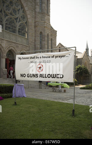 Atlanta, GA, USA. 17. August 2014. Ein "No Guns erlaubt", die Zeichen außerhalb St. Mark United Methodist Church in Midtown Atlanta gestellt ist, hat machte deutlich, dass Kirchenleitung aus neuen Landesgesetz entschieden, die registrierten Pistole Besitzer fast überall ihre Waffen tragen dürfen. Bildnachweis: Robin Rayne Nelson/ZUMA Draht/Alamy Live-Nachrichten Stockfoto