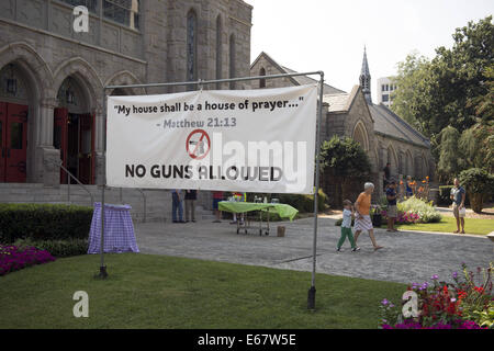 Atlanta, GA, USA. 17. August 2014. Ein "No Guns erlaubt", die Zeichen außerhalb St. Mark United Methodist Church in Midtown Atlanta gestellt ist, hat machte deutlich, dass Kirchenleitung aus neuen Landesgesetz entschieden, die registrierten Pistole Besitzer fast überall ihre Waffen tragen dürfen. Bildnachweis: Robin Rayne Nelson/ZUMA Draht/Alamy Live-Nachrichten Stockfoto