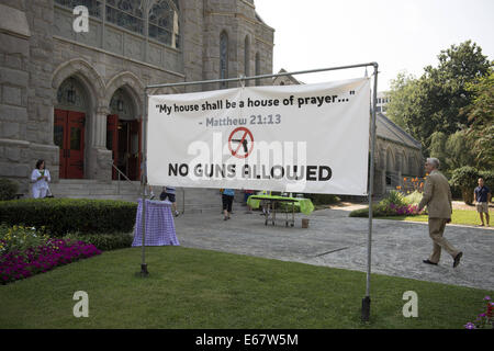 Atlanta, GA, USA. 17. August 2014. Ein "No Guns erlaubt", die Zeichen außerhalb St. Mark United Methodist Church in Midtown Atlanta gestellt ist, hat machte deutlich, dass Kirchenleitung aus neuen Landesgesetz entschieden, die registrierten Pistole Besitzer fast überall ihre Waffen tragen dürfen. Bildnachweis: Robin Rayne Nelson/ZUMA Draht/Alamy Live-Nachrichten Stockfoto