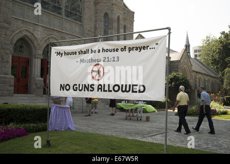 Atlanta, GA, USA. 17. August 2014. Ein "No Guns erlaubt", die Zeichen außerhalb St. Mark United Methodist Church in Midtown Atlanta gestellt ist, hat machte deutlich, dass Kirchenleitung aus neuen Landesgesetz entschieden, die registrierten Pistole Besitzer fast überall ihre Waffen tragen dürfen. Bildnachweis: Robin Rayne Nelson/ZUMA Draht/Alamy Live-Nachrichten Stockfoto