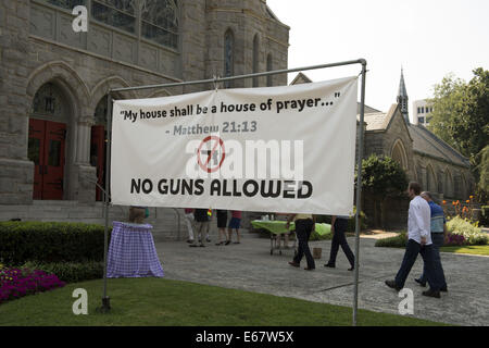 Atlanta, GA, USA. 17. August 2014. Ein "No Guns erlaubt", die Zeichen außerhalb St. Mark United Methodist Church in Midtown Atlanta gestellt ist, hat machte deutlich, dass Kirchenleitung aus neuen Landesgesetz entschieden, die registrierten Pistole Besitzer fast überall ihre Waffen tragen dürfen. Bildnachweis: Robin Rayne Nelson/ZUMA Draht/Alamy Live-Nachrichten Stockfoto