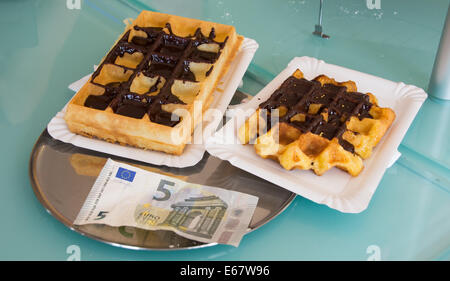 Süße und herzhafte belgische Waffeln mit Schokolade serviert in der Ice Corner entlang der Albert Promenade, Ostende / Oostende. Belgien. Stockfoto