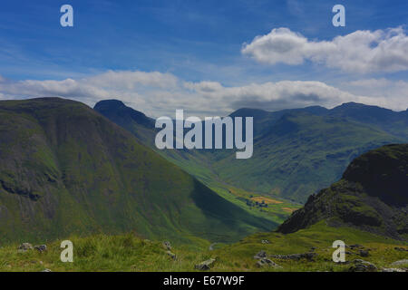 Blick auf tiefste Hufeisen im Lake District-Gebirge in England.  Großen Giebel, Scafell Pike und Scafell am Horizont Stockfoto