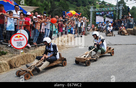 Rize. 17. August 2014. Spieler fahren die hölzernen Rädern Rennwagen während des Spiels in Rize in der Türkei, am 17. August 2014. Ein interessantes Spiel der hölzernen Rädern Rennwagen fand in Ardesen Rize statt. 64 Spieler kontrolliert Ihre Rennwagen, die von Holz in einem 1600 Meter verschlungenen Trails gemacht wurden. Spieler trugen Gummischuhe um die Geschwindigkeit zu kontrollieren und die Autos im Wettbewerb zu stoppen. Bildnachweis: Cihan/Xinhua/Alamy Live-Nachrichten Stockfoto