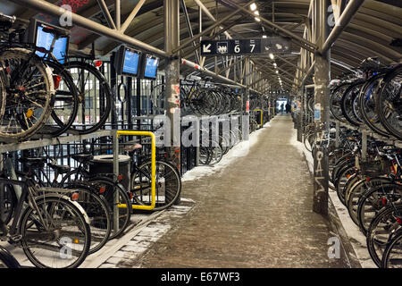 Fahrrad-Parken in der Nähe des Bahnhofs über die Bahn-Linien in Aarhus, Dänemark, Europa Stockfoto