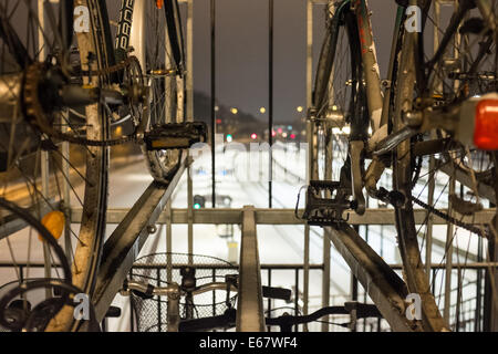 Detail der Pedale und Kette von Fahrrädern parkt ueber schneebedeckt in Aarhus, Dänemark, Europa-Bahn-Linien Stockfoto