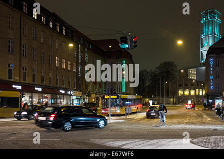 Verkehr im Zentrum von Århus, Dänemark, Europa, mit den Straßen mit Schnee bedeckt Stockfoto