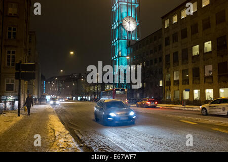 Straße bedeckt mit Schnee vor dem Rathaus und dem Uhrturm im Zentrum von Århus, Dänemark, Skandinavien, Europa Stockfoto