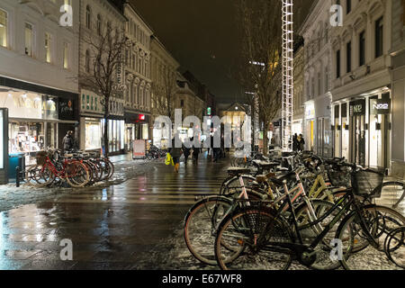 Die Walking Street mit schmelzendem Schnee im Zentrum von Århus, Dänemark, Skandinavien, Europa Stockfoto