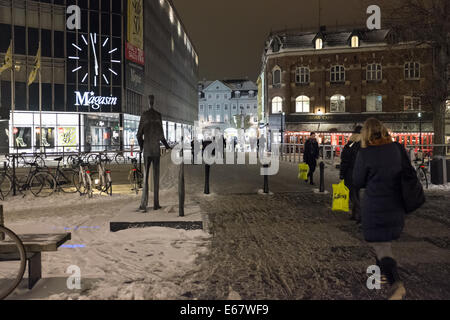 Straße über den Wasserkanal im Zentrum von Århus, Dänemark, Skandinavien, Europa mit Schnee bedeckt. Stockfoto