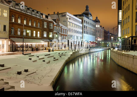 Wasserkanal, mit Schnee bedeckt, im Stadt Zentrum von Århus, Dänemark, Europa Stockfoto