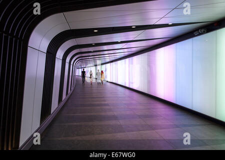 Neuen Fußgängertunnel mit integrierten Leichtfassaden am Kings Cross Stockfoto