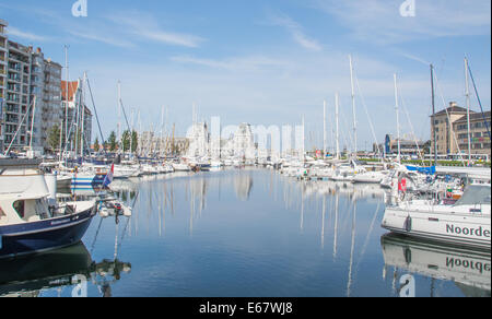 Blick von der Brücke, Blick auf den Yachthafen, im Herzen von Ostende (Oostende), Belgien. Stockfoto