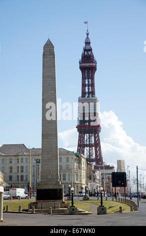 Kenotaph und Blackpool Tower an der Strandpromenade Blackpool Lancashire UK Stockfoto