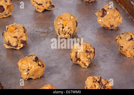 Hausgemachte Schokolade und Butterscotch Chip und Haferflocken Cookies Teigkugeln auf einer Pfanne fertig gebacken werden Stockfoto