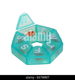 Siebeneckige Spender für eine Woche von Pillen mit dem Montag-Fach öffnen vor einem weißen Hintergrund isoliert Stockfoto