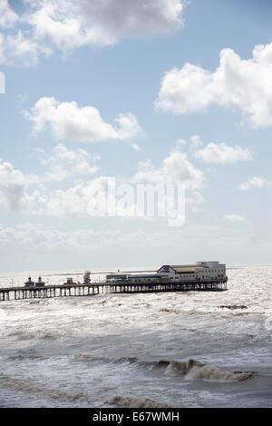 Nordpier an windigen Sommertagen und raue Meer Blackpool Lancashire England UK Mitte Sommer Unwetter Stockfoto