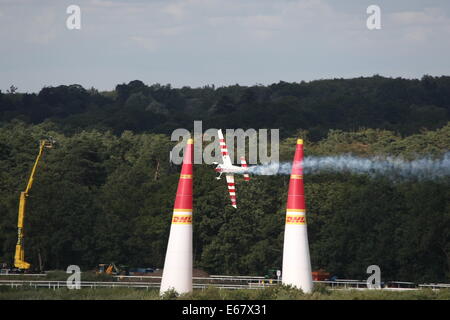 Paul Bonhomme UK gewinnt das RED BULL AIR RACE 2014 am legendären ASCOT RACECOURSE in Berkshire, England. Stockfoto