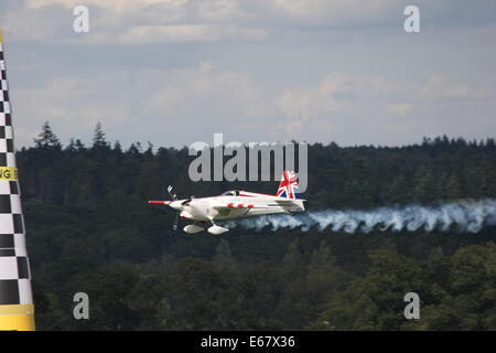 Paul Bonhomme UK gewinnt das RED BULL AIR RACE 2014 am legendären ASCOT RACECOURSE in Berkshire, England. Stockfoto