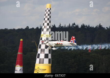 Paul Bonhomme UK gewinnt das RED BULL AIR RACE 2014 am legendären ASCOT RACECOURSE in Berkshire, England. Stockfoto