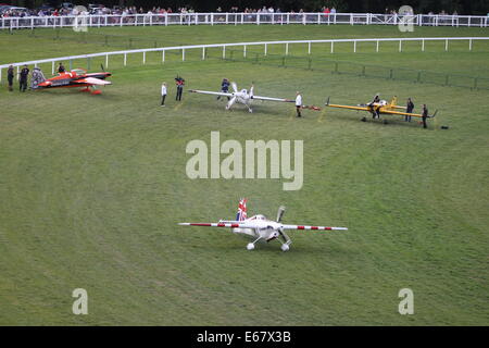 Paul Bonhomme UK gewinnt das RED BULL AIR RACE 2014 am legendären ASCOT RACECOURSE in Berkshire, England. Stockfoto