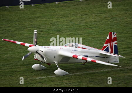 Paul Bonhomme UK gewinnt das RED BULL AIR RACE 2014 am legendären ASCOT RACECOURSE in Berkshire, England. Stockfoto