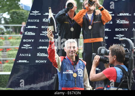 Paul Bonhomme UK feiert mit Nigel Lamb UK und Nicolas Ivanoff, nach dem Gewinn der RED BULL AIR RACE 2014 am legendären ASCOT RACECOURSE in Berkshire, England. Stockfoto