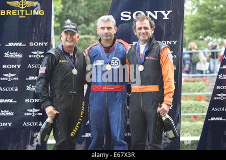 Paul Bonhomme UK feiert mit Nigel Lamb UK und Nicolas Ivanoff, nach dem Gewinn der RED BULL AIR RACE 2014 am legendären ASCOT RACECOURSE in Berkshire, England. Stockfoto