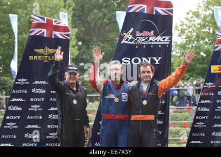 Paul Bonhomme UK feiert mit Nigel Lamb UK und Nicolas Ivanoff, nach dem Gewinn der RED BULL AIR RACE 2014 am legendären ASCOT RACECOURSE in Berkshire, England. Stockfoto