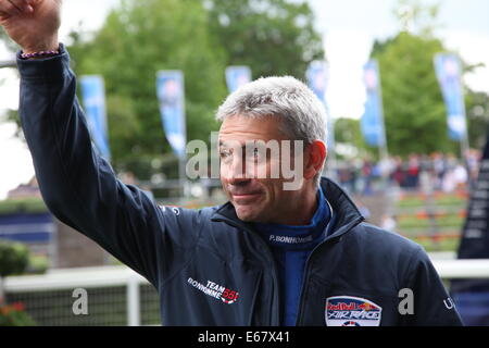 Paul Bonhomme UK gewinnt das RED BULL AIR RACE 2014 am legendären ASCOT RACECOURSE in Berkshire, England. Stockfoto