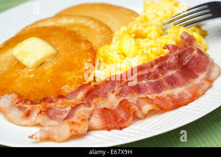 Eier, Speck und Pfannkuchen, Rührei und Pfannkuchen Frühstück Stockfoto