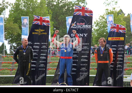 Paul Bonhomme UK feiert mit Nigel Lamb UK und Nicolas Ivanoff, nach dem Gewinn der RED BULL AIR RACE 2014 am legendären ASCOT RACECOURSE in Berkshire, England. Stockfoto