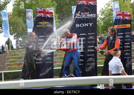 Paul Bonhomme UK feiert mit Nigel Lamb UK und Nicolas Ivanoff, nach dem Gewinn der RED BULL AIR RACE 2014 am legendären ASCOT RACECOURSE in Berkshire, England. Stockfoto