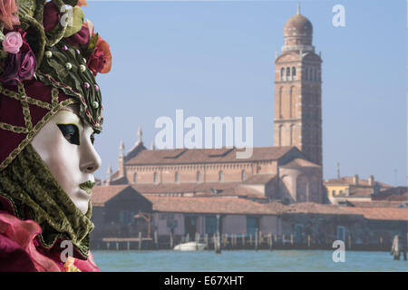 Nahaufnahme der Frau in aufwendigen Karneval Kostüm mit Blick auf Madonna Dell' Orto Church zwar auf eine Vaporetto-Wasserbus in Venedig. Stockfoto