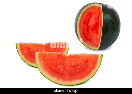 Eine Wassermelone mit zwei Scheiben Heimfahrt aus der Melone isoliert auf weißem Hintergrund Stockfoto