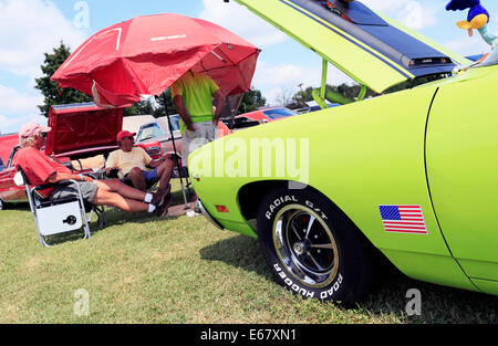 Amerikanische Oldtimer Show in Salisbury, North Carolina. Lindgrün Plymouth Road Runner im Vordergrund. Stockfoto