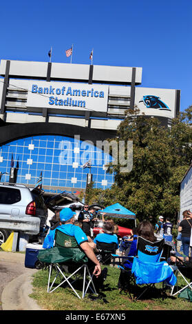 Bank of America Stadium, Charlotte, North Carolina. Carolina Panther Fans auffahren. Stockfoto