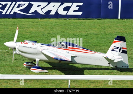 Pferderennbahn Ascot, Berkshire, UK. 17. August 2014. Matthias Dolderer (GER) Rollen zurück an die Box auf dem Ascot Racecourse in der Red Bull Air Race. Bildnachweis: Michael Preston/Alamy Live-Nachrichten Stockfoto