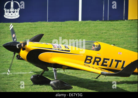 Pferderennbahn Ascot, Berkshire, UK. 17. August 2014. Nigel Lamb (GBR) Rollen zurück an die Box auf dem Ascot Racecourse in der Red Bull Air Race. Bildnachweis: Michael Preston/Alamy Live-Nachrichten Stockfoto