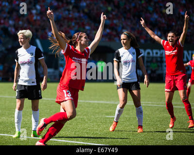 Portland, Oregon, USA. 17. August 2014. ALEX MORGAN (13) feiert ihr Ziel. Die Portland Dornen FC spielen die Seattle Reign FC im Providence Park am 17. August 2014. Bildnachweis: David Blair/ZUMA Draht/Alamy Live-Nachrichten Stockfoto