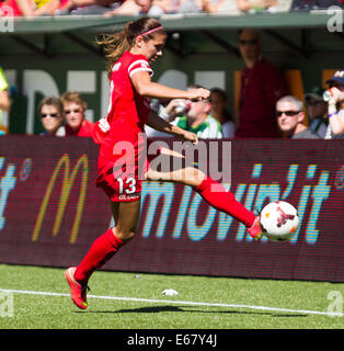 Portland, Oregon, USA. 17. August 2014. ALEX MORGAN (13) steuert den Ball. Die Portland Dornen FC spielen die Seattle Reign FC im Providence Park am 17. August 2014. Bildnachweis: David Blair/ZUMA Draht/Alamy Live-Nachrichten Stockfoto