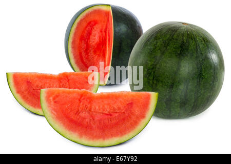 Zwei Wassermelonen mit Scheiben fehlt und zwei Scheiben isoliert auf weißem Hintergrund ausschneiden Stockfoto