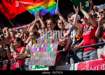 Portland, Oregon, USA. 17. August 2014. Fans feiern den Dorn zu gewinnen. Die Portland Dornen FC spielen die Seattle Reign FC im Providence Park am 17. August 2014. Bildnachweis: David Blair/ZUMA Draht/Alamy Live-Nachrichten Stockfoto