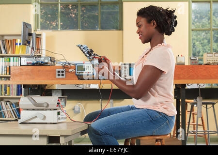 Technik-Student, Messung auf Mikrocontroller Board in einem Elektronik-Klassenzimmer Stockfoto
